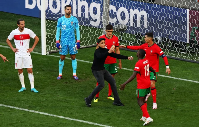 Cristiano Ronaldo a fost prins și în careu de un fan (FOTO: EPA)