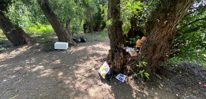 Gunoaie lăsate de turişti în deltă FOTO: Facebook Alexandru P.