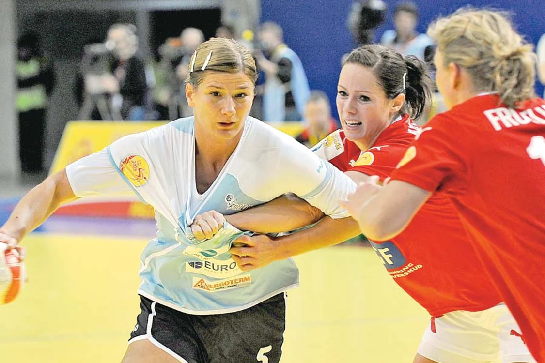 Oana Manea s-a  chinuit degeaba  cu sportivele  de la Györ  (Foto: AFP)