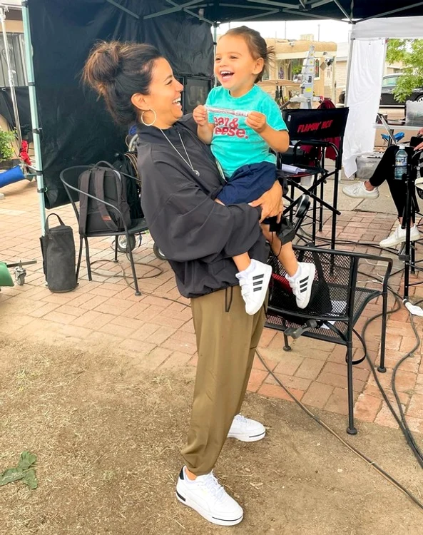 
    Eva Longoria a întrerupt filmările să se joace un pic cu Santiagofoto: Instagram  