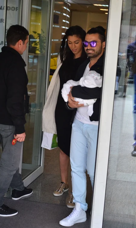 
    Raluca şi fetiţa ei s-au externat din spitalFoto: Alex Muscaliu  