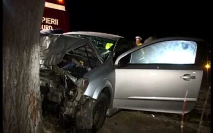 Şoferul a rămas blocat între fiarele contorsionate FOTO Arhivă