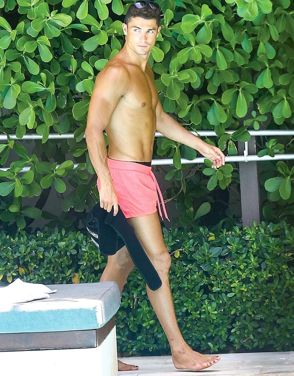 Ronaldo şi-a făcut unghiile înainte de a ieşi la plajă la Miami, alături de iubită