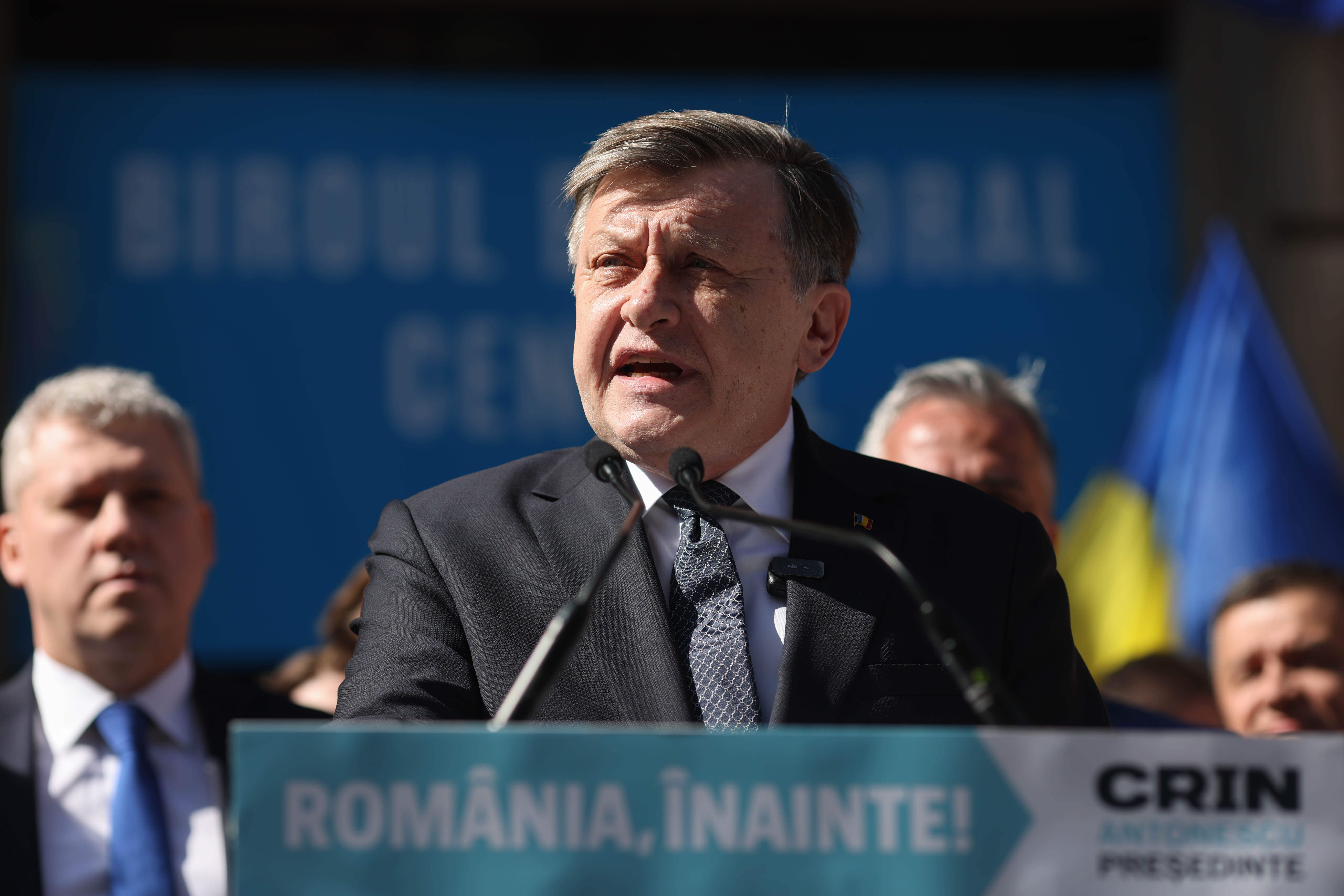 Crin Antonescu, candidat la alegerile prezidențiale, depune dosarul de candidatură și lista de semnături la sediul Biroului Electoral, în București. FOTO Inquam Photos / George Călin