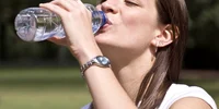 shutterstock 14931268 apa caldura canicula sticla de plastic femeie jpeg