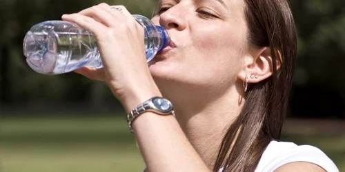 shutterstock 14931268 apa caldura canicula sticla de plastic femeie jpeg