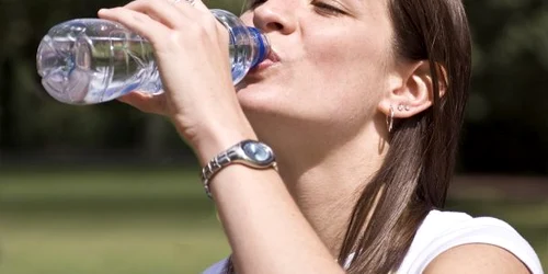 shutterstock 14931268 apa caldura canicula sticla de plastic femeie jpeg
