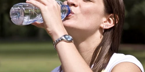 shutterstock 14931268 apa caldura canicula sticla de plastic femeie jpeg