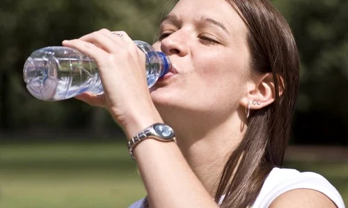 shutterstock 14931268 apa caldura canicula sticla de plastic femeie jpeg