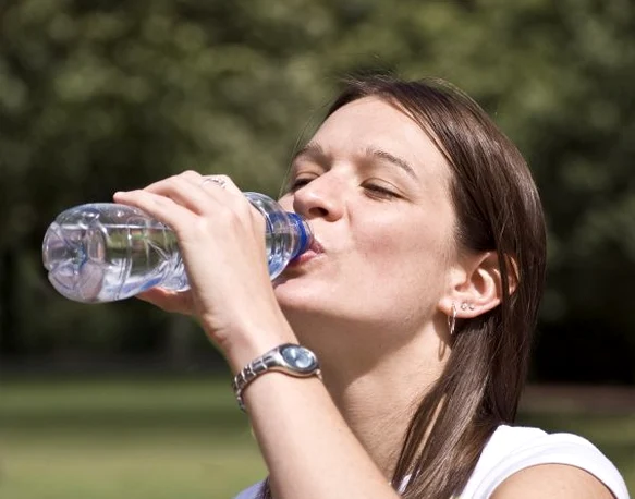 Adulții ar trebui să consume, în general, între doi și trei litri de lichide pe zi