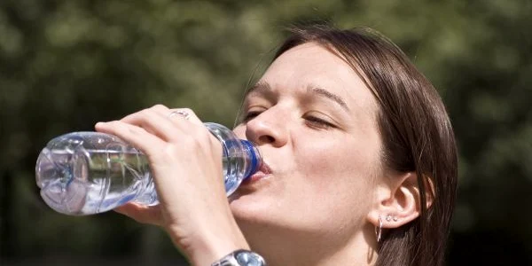 shutterstock 14931268 apa caldura canicula sticla de plastic femeie jpeg