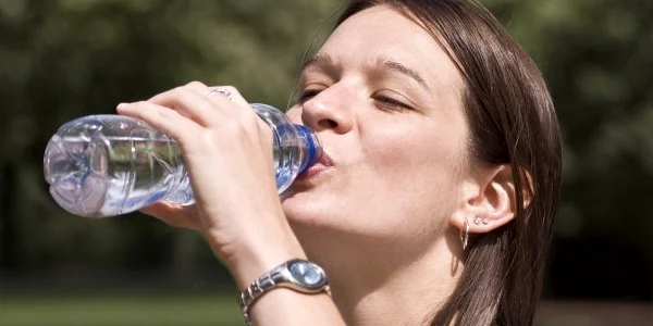 shutterstock 14931268 apa caldura canicula sticla de plastic femeie jpeg