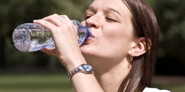 shutterstock 14931268 apa caldura canicula sticla de plastic femeie jpeg