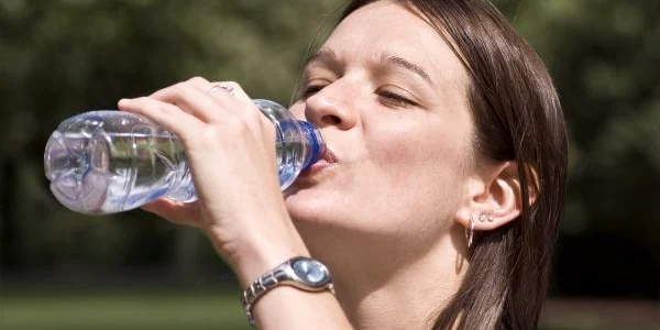 shutterstock 14931268 apa caldura canicula sticla de plastic femeie jpeg