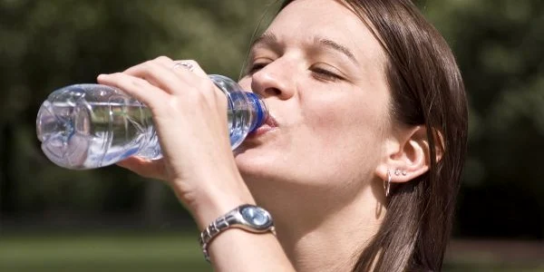 shutterstock 14931268 apa caldura canicula sticla de plastic femeie jpeg