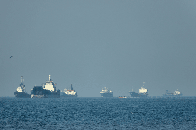 O enigmă a economiei mondiale. De ce preţul petrolului nu a atins valorile prognozate după trei luni de blocaj în Strâmtoarea Ormuz