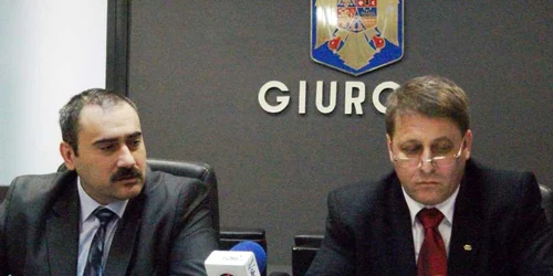 Prefectul Robert Cristoi (stânga) este candidatul PD-L pentru Primărie