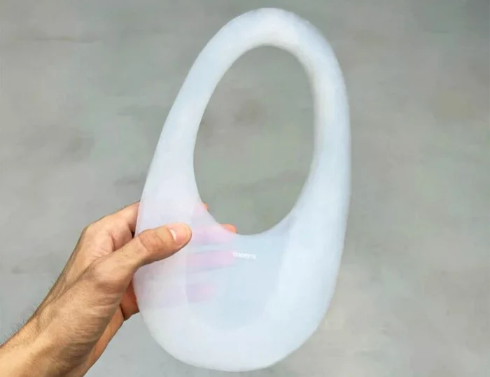 Geanta „Air Swipe” de la Coperni cântăreşte doar 37 de grame