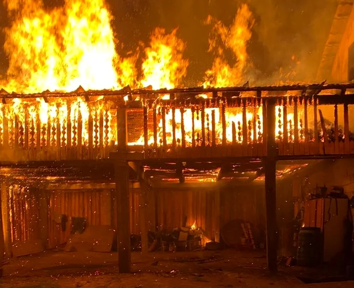 Anexa incendiată de bărbatul arestat FOTO ISU Alba