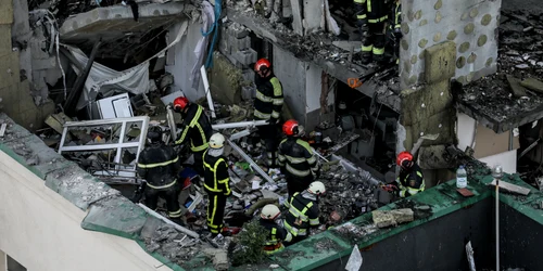 O racheta a avariat un bloc din Kiev Trei persoane au murit Foto Epa Efe (6) jpg