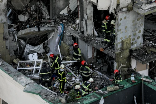O racheta a avariat un bloc din Kiev  Trei persoane au murit  Foto Epa Efe (6) jpg