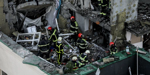 O racheta a avariat un bloc din Kiev  Trei persoane au murit  Foto Epa Efe (6) jpg