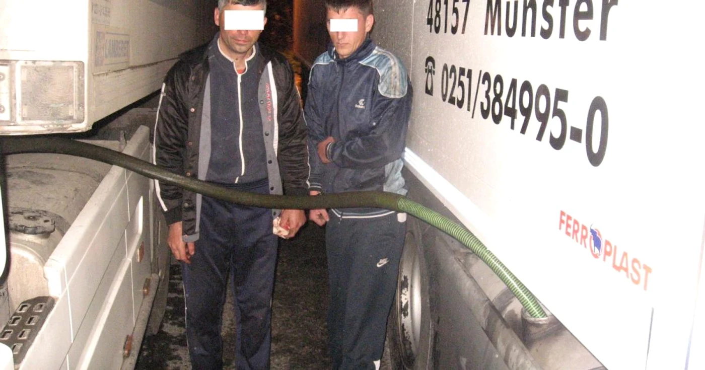 Soferii argeseni de tir in timp ce furau motorina de la alt tir