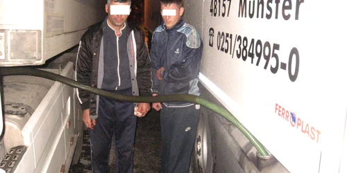 Soferii argeseni de tir in timp ce furau motorina de la alt tir