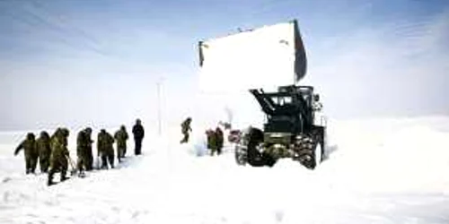 zapada- buzau - Un utilaj deszapezeste drumul catre satele Gara Boboc si Tarlele din jjudetul Buzau - 30 ianuarie FOTO Mediafax 