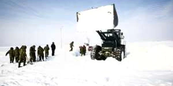 zapada- buzau - Un utilaj deszapezeste drumul catre satele Gara Boboc si Tarlele din jjudetul Buzau - 30 ianuarie FOTO Mediafax 
