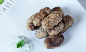 Kebab de miel cu sos tzatziki jpeg