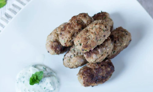 Kebab de miel cu sos tzatziki jpeg