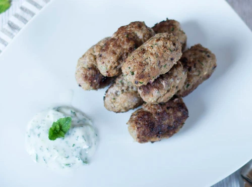 Kebab de miel cu sos tzatziki jpeg
