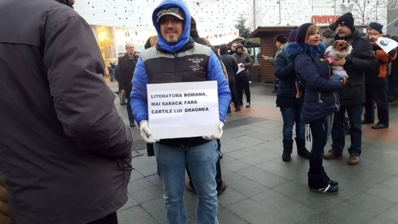 Peste 100 de craioveni protestează în Piaţa Mihai Viteazul  