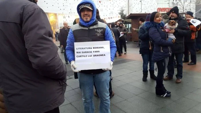 Peste 100 de craioveni protestează în Piaţa Mihai Viteazul