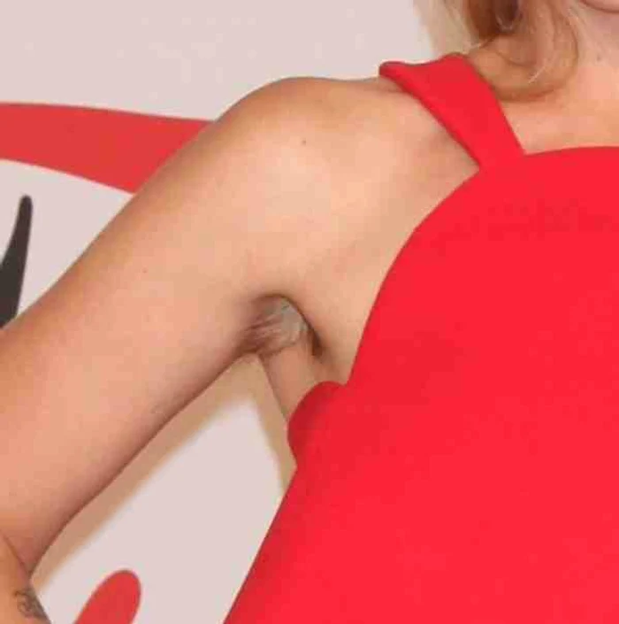 Jemima Kirke a venit pe covorul roșu cu păr la subrațfoto:Hepta