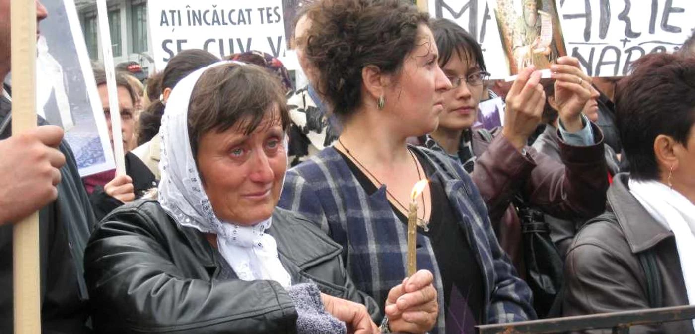 Enoriaşii au ieşit şi în stradă pentru părintele Macarie