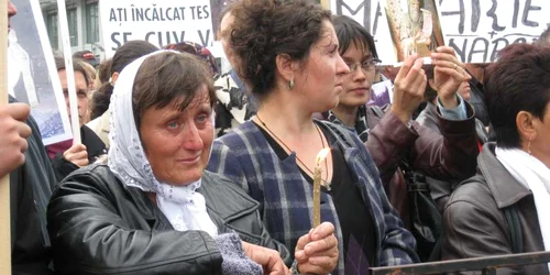 Enoriaşii au ieşit şi în stradă pentru părintele Macarie