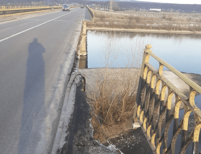 Podul dintre Olt și Vâlcea se închide complet. Cade pe bucăți în râul Olt. Rutele ocolitoare, mai lungi cu zeci de kilometri