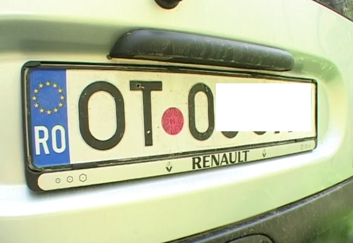 În spate, autoturismul are număr de Olt
