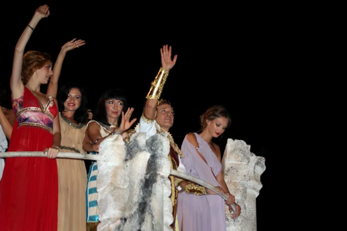 Mihaela Rădulescu a păşit şi ea spre marginea carului pentru a saluta privitorii