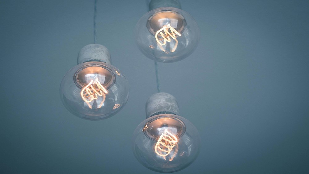 Iluminatul modern al locuințelor: cum transformă lustrele LED și proiectoarele LED spațiile din casa ta în 2025