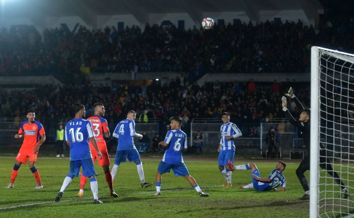 Formația din Hunedoara a avut în poartă un portar de 16 aniFOTO: Sportpictures.eu