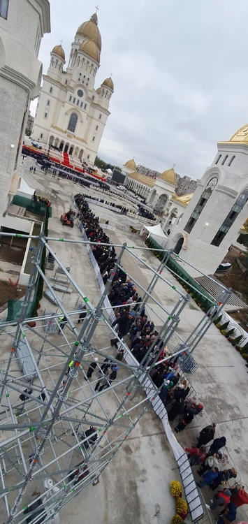 Aşa se vede de sus  mulţimea de oameni care  aşteaptă să se închine. fotografii: Click!