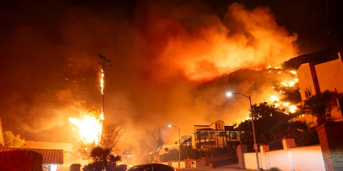Case și stâlpi în flăcări în timpul incendiilor din LA, California, 2025   GettyImages jpg