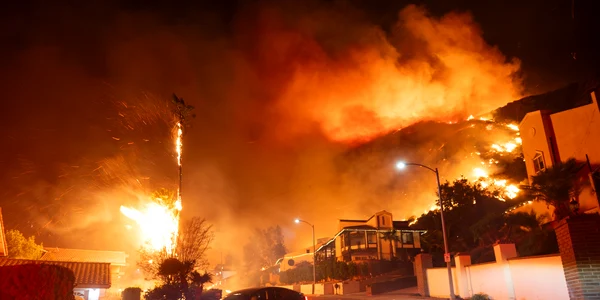 Case și stâlpi în flăcări în timpul incendiilor din LA, California, 2025   GettyImages jpg