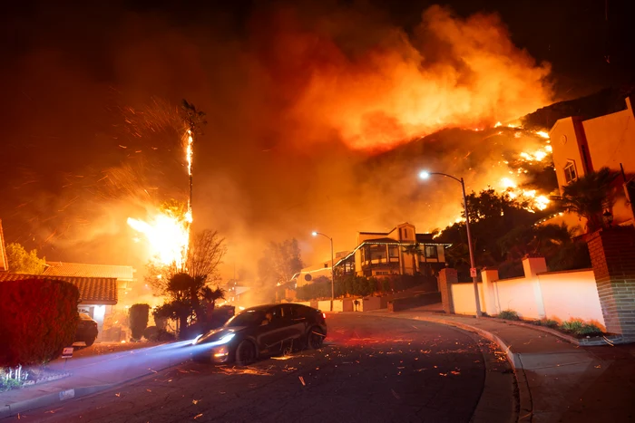 Case și stâlpi în flăcări în timpul incendiilor din LA, California, 2025 - GettyImages