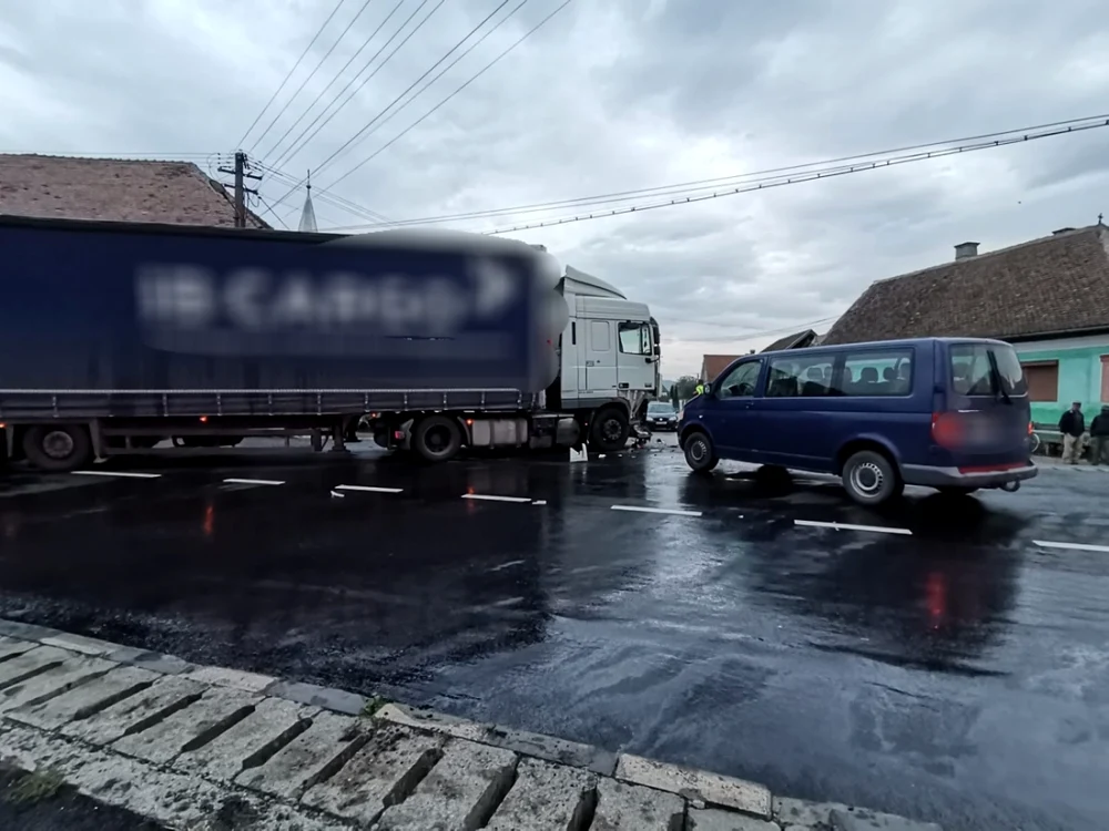 Accident rutier pe DN 1 la Porumbacu de Jos - Sibiu - coliziune între un TIR şi un microbuz cu pasageri soldată cu o victimă Foto Adevărul