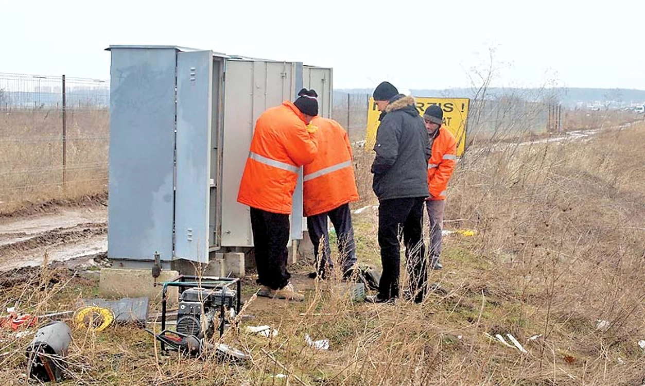 Muncitorii au revenit în cursul zilei de ieri  pentru a înlocui componentele furate