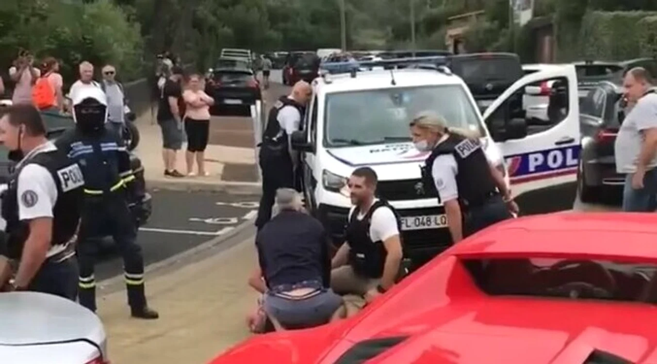 
    Românul a fost prins după ce a intrat în plin într-un baraj al polițieiFoto: Facebook | Katia BX/antena3.ro  